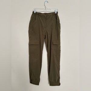 Women’s light weight, olive green cargo pants with a stretchy waist. Size M.
